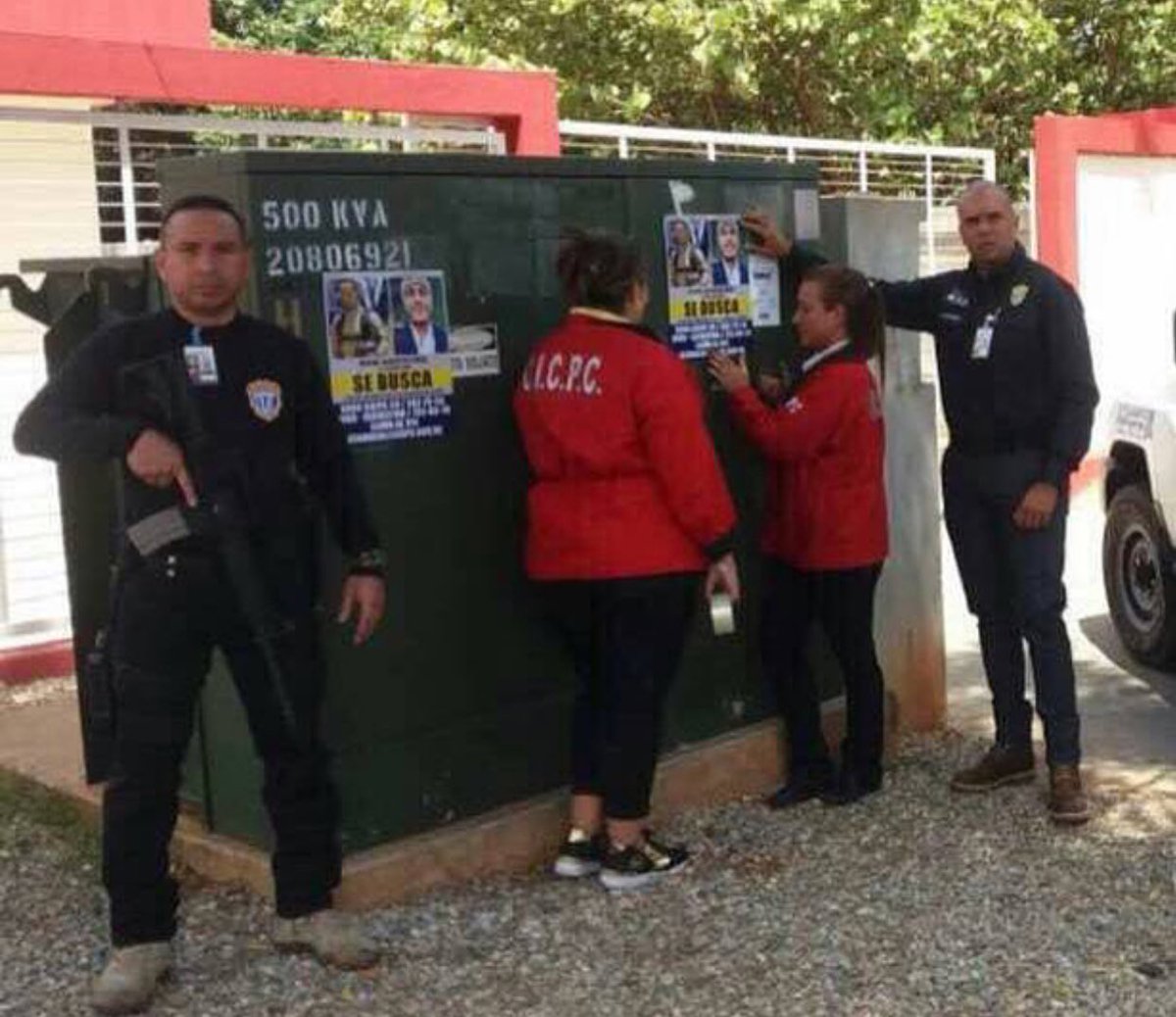 Javierito321's tweet image. Esto es una pelicula de vaqueros? JAJAJAJAJAJAJAJAJAJAJA solo falta que diga:

"Se busca por tener ojos muy lindos"