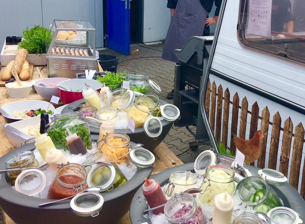 CuliCaravan's tweet photo. Vandaag #cateren we de Hoffmann group #foodtruckTwente #foodtruckcatering #catering https://t.co/Pgeg5YkP2D