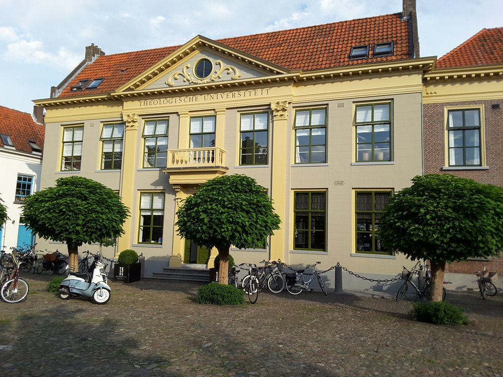 hzenderink's tweet photo. Nog even een foto voor de echte liefhebbers van mooie gebouwen. Wat een prachtig gebouw. Nu Hotel Brasserie Het Gouden Hart. #Hergebruik. GO https://t.co/PNQliAcewH