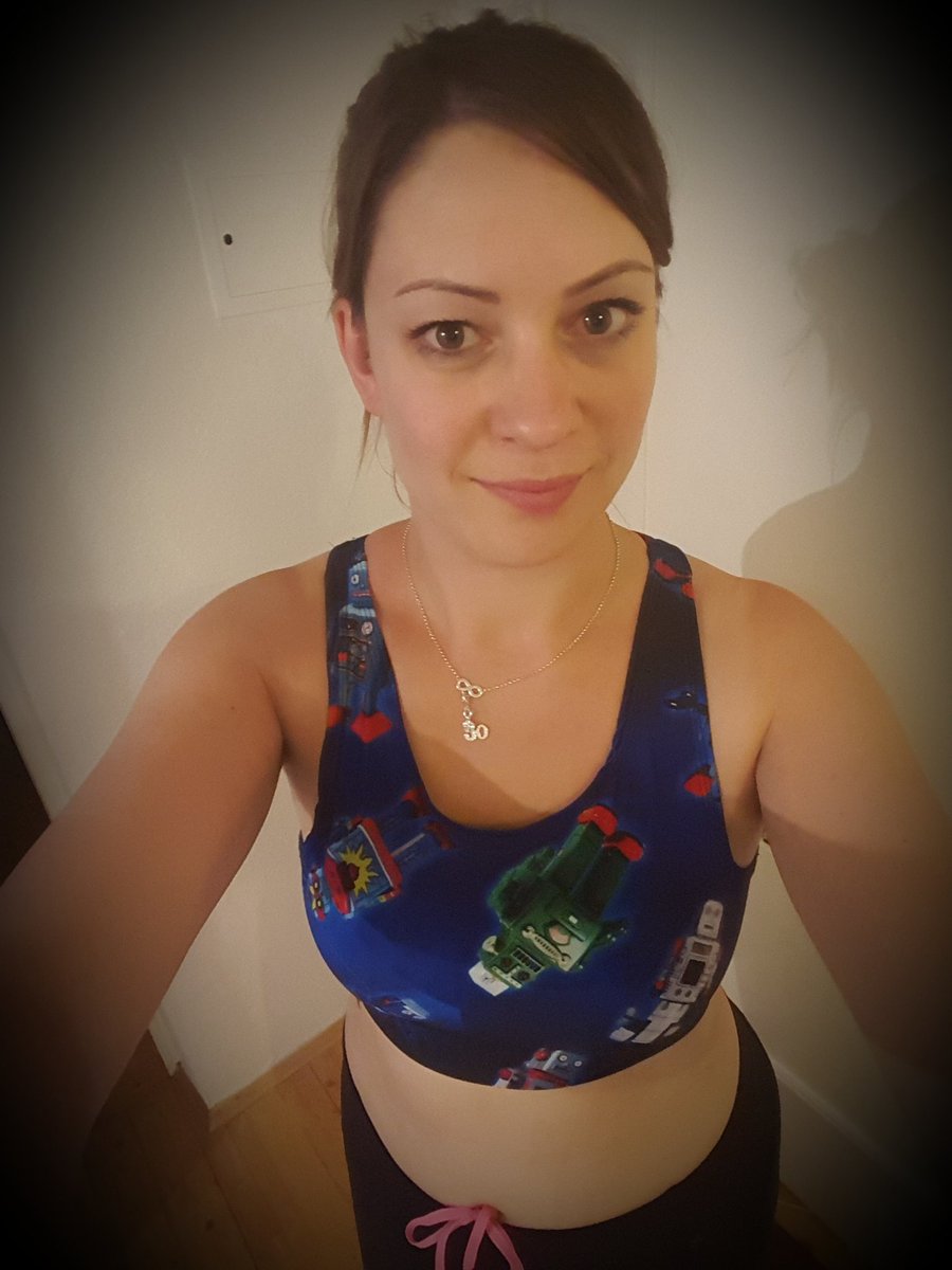 AmyLynEngel's tweet photo. @ofgreyskull i love my robots sports bra! Just did an aerobics workout video and this top was ace! Thank you! #thepowerofgreyskull #amazing https://t.co/KmXCJY77Et