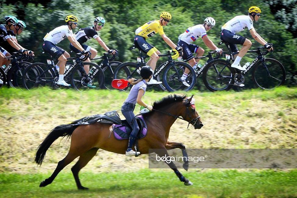 Yorick_32's tweet photo. Greeting your hero using horsepower...  🏇🏻 @chrisfroome @TeamSky #stage6 @LeTour #cycling #tdf17 #nikon  📷 @yorick_32 for #belgaimage https://t.co/kfQyTxlE4H