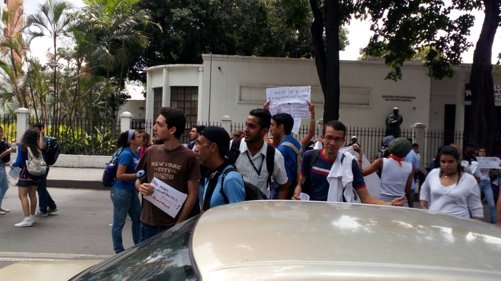 ReporteYa's tweet photo. #6Jul 1:40pm #ElParaíso Cursantes de la UPEL,deploran farsa del proceso ANC convocado por régimen https://t.co/O8aMqlVRwT @unidadvenezuela