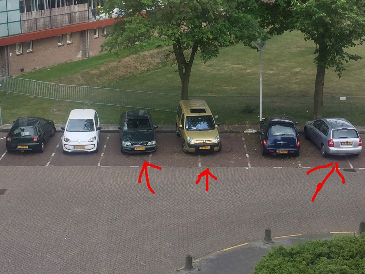 hwt4120's tweet photo. Parkeren blijft voor sommigen best moeilijk #keesomstraat. @POL_Mirande is hier iets tegen te doen? https://t.co/YG9x5iA7DM