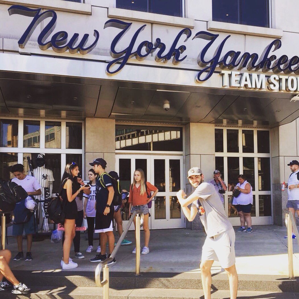 ElCheGuev's tweet photo. A Bronx tale ... #YankeesStadium https://t.co/ztJIQDKjAN
