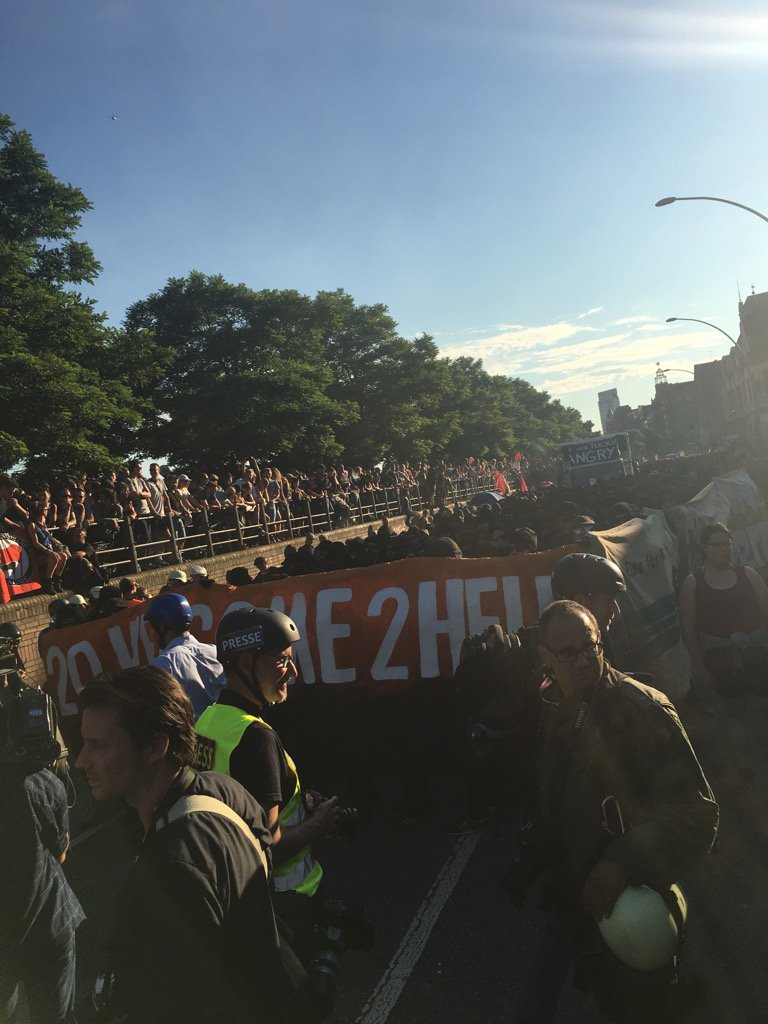 Also, die Vermummung ist ab. Hinter den Transparenten jedenfalls. #welcometohell #g20