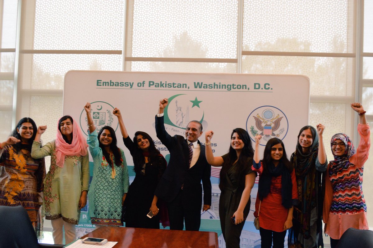 Ambassador Aizaz Chaudhry joining the young energetic Pakistani students in chanting 'Long Live Pakistan' @PakEmbassyDC 2day