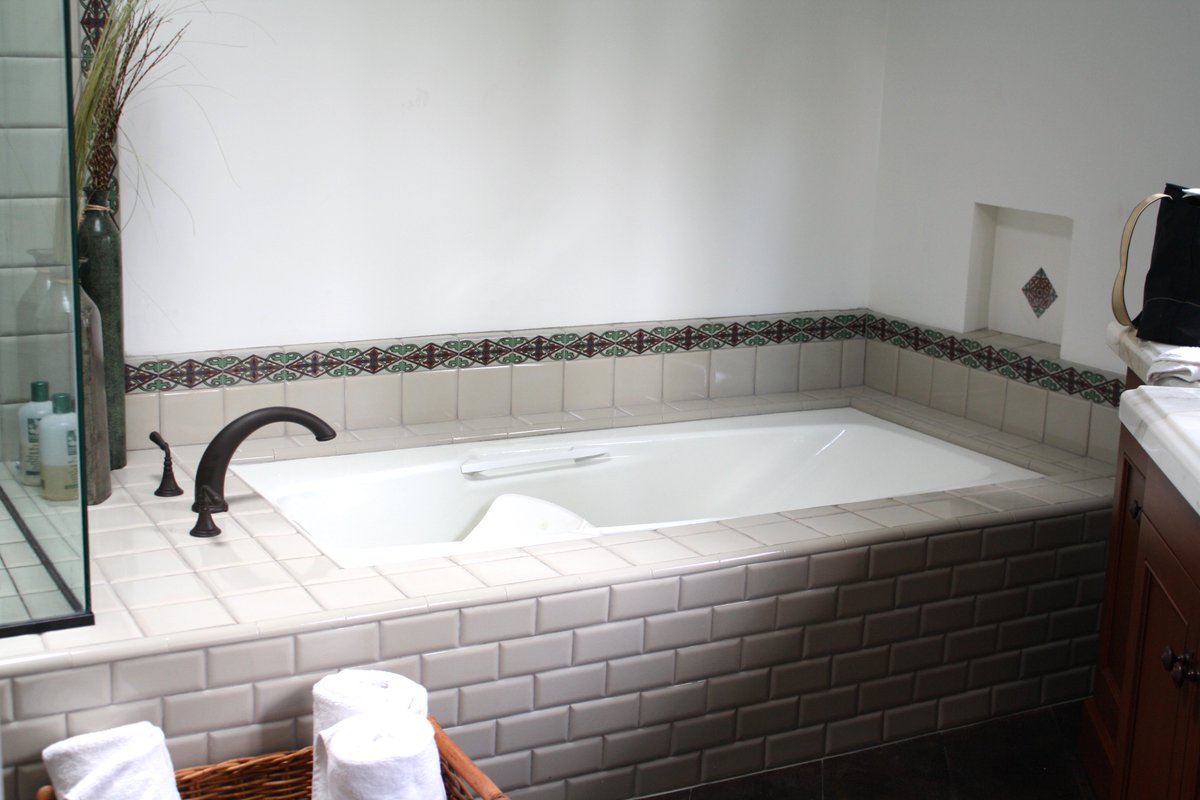 @NonatoCeramics #letsmakeitbeautiful #bathroom #SantaBarbara #tile #handpainted #nonatoceramics #