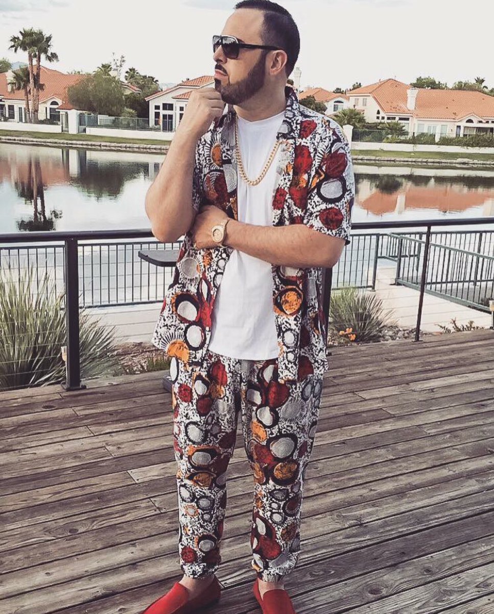 JoeVargas's tweet photo. Two important lessons of the day:

1. Stoners wear make-up too
2. You don't need to be a stoner to use CBD products to help your ailments https://t.co/k87T76CPUO