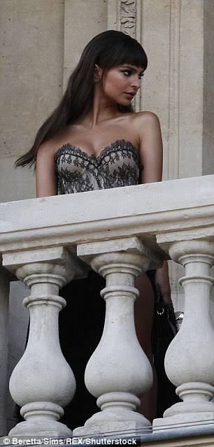 EmilyRataUpdate's tweet image. Emily on the set of a photoshoot in Paris yesterday @emrata