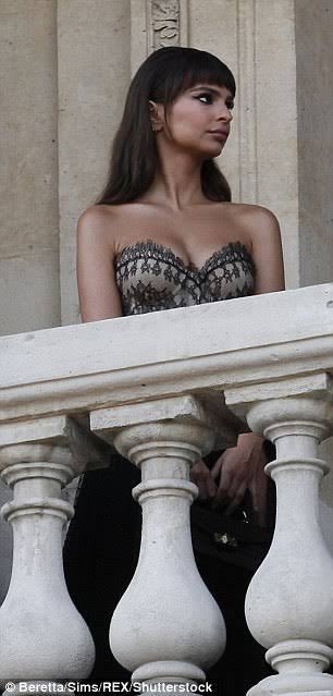 EmilyRataUpdate's tweet image. Emily on the set of a photoshoot in Paris yesterday @emrata