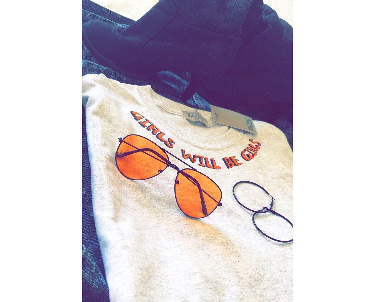 __MrsC__'s tweet photo. Styling my @BAZIICCLOTHES METROPOLIS t-shirt βπΌ @HOTMESSCLOTHES @taylabluee #BAZIICMETROPOLIS #BAZIIC #HOTMESSCLOTHING #Style #Fashion https://t.co/M6QAZpLY6O