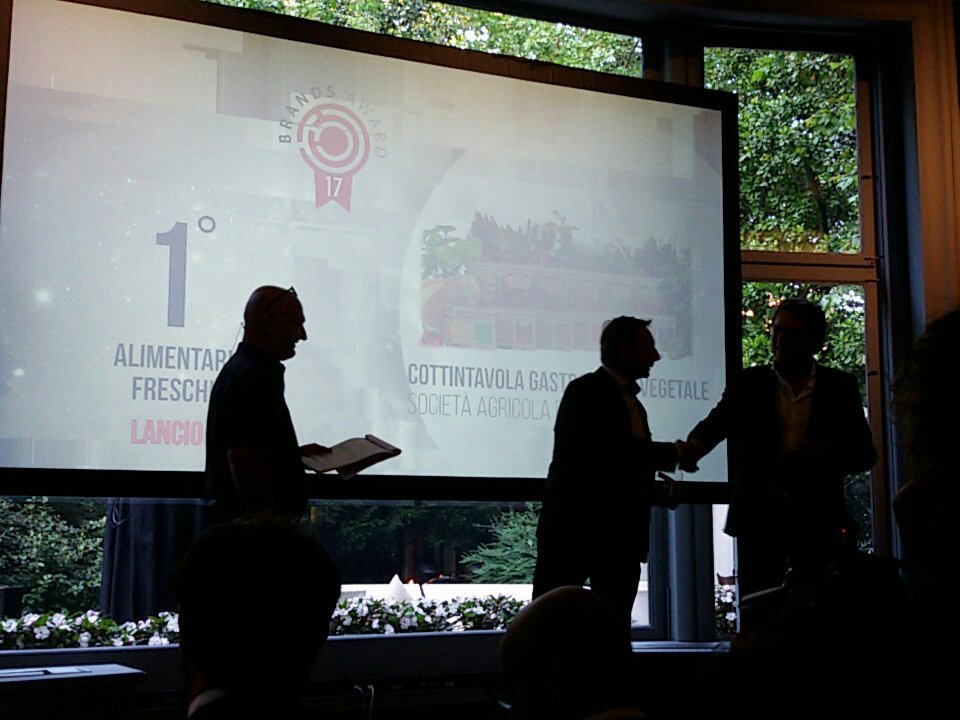 Gdoweek's tweet photo. #Brandsaward17 prima categoria alimentari freschi prodotti lancio. Vince Cottintavola Soc. Agricola.  Riverfrut https://t.co/5H86hA0HjV