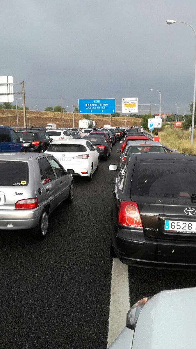 UnionporLeganes's tweet photo. Nos llegan estas imágenes de los accesos a La Fortuna desde la M-40 y la inundación de la vía. Evitad esta zona. #Leganés. https://t.co/LLQ7T7syTk