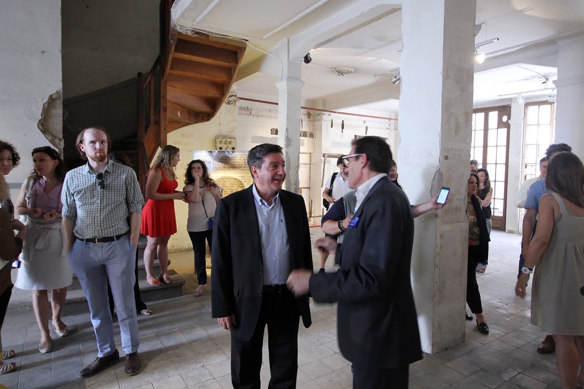 cheapartnetwork's tweet photo. Ο Δήμαρχος Αθηναίων Κ. Γιώργος Καμίνης συζητά με τον Γιώργο Γεωργακόπουλο, μέσα στην έκθεση #REMINDERS #AthensIntersection #AthensTrigono https://t.co/Esq2SPDTHg