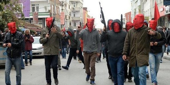 kacsaatolduson's tweet photo. Montajla teröristlerin eline adalet yazıp paylaştı. Yapan kim? Anadolu Ajansı çalışanı.Bu yalanlar için IŞİD gibi cennet vizesi alıyorlar https://t.co/kB5wPcgwpp
