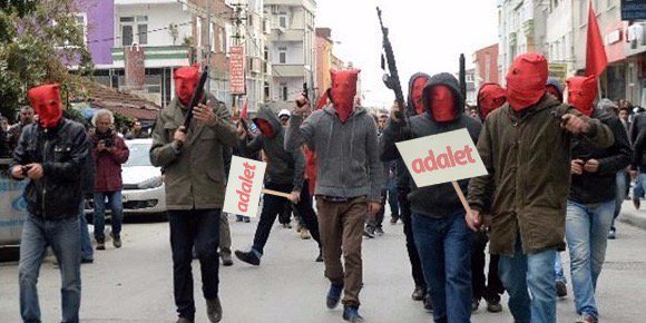 kacsaatolduson's tweet photo. Montajla teröristlerin eline adalet yazıp paylaştı. Yapan kim? Anadolu Ajansı çalışanı.Bu yalanlar için IŞİD gibi cennet vizesi alıyorlar https://t.co/kB5wPcgwpp