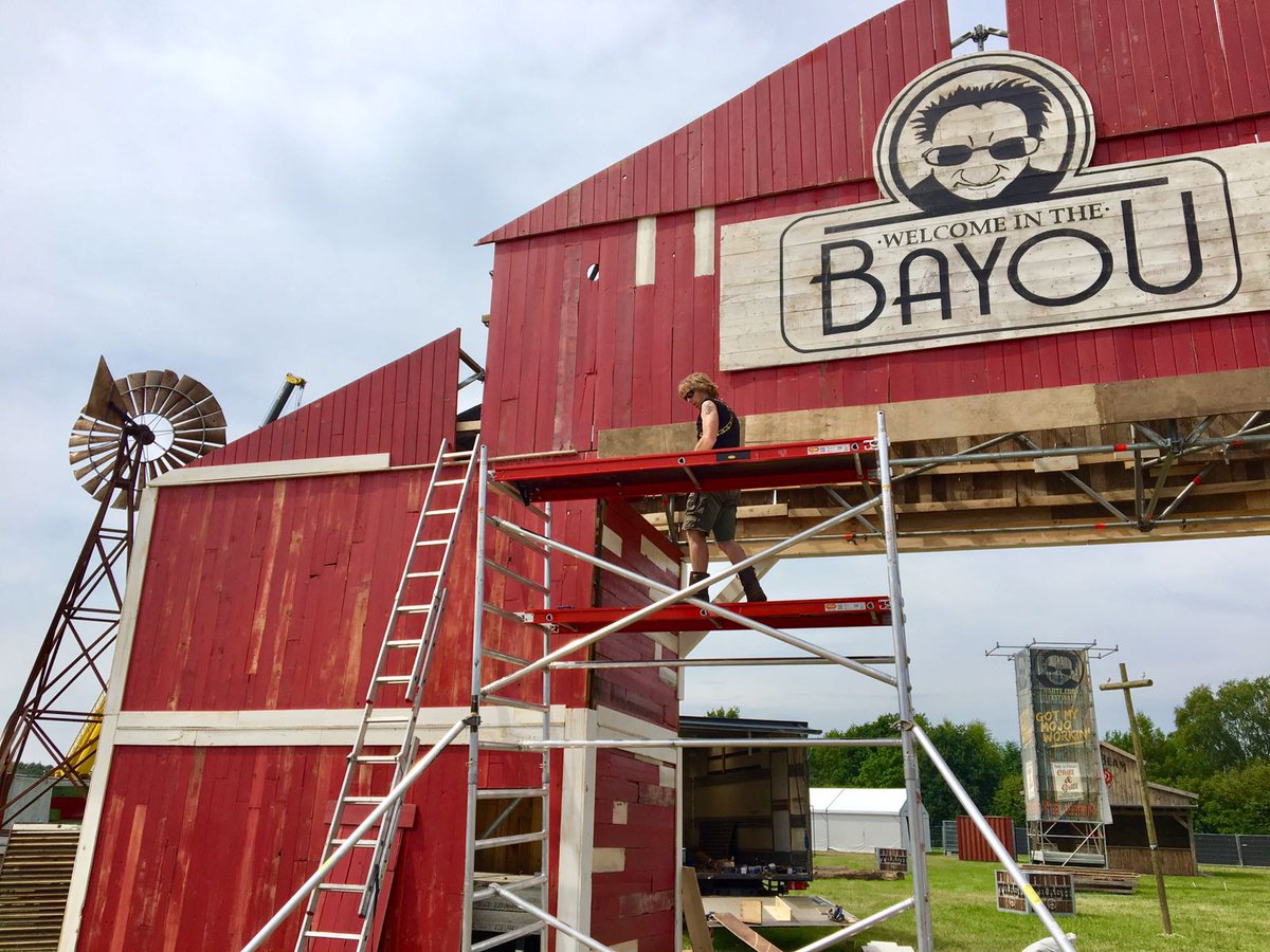 zwartecross's tweet image. Wist je dat er vandaag 72 dames en heren op het ZC-terrein aan het werk waren? #feitjes #opbouw #nogmaar7dagen