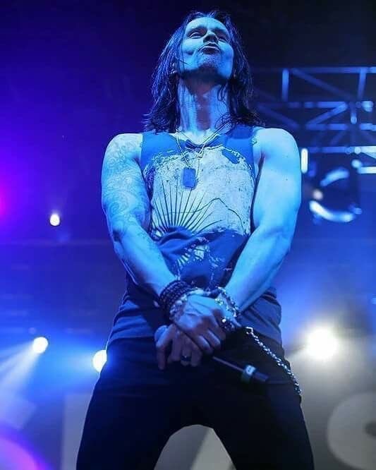 EliiPetrelli's tweet photo. My favorite singer, the one who sweetens my ears with his perfect voice. @alterbridge @MylesKennedy 💕 https://t.co/wGk08jcyHg