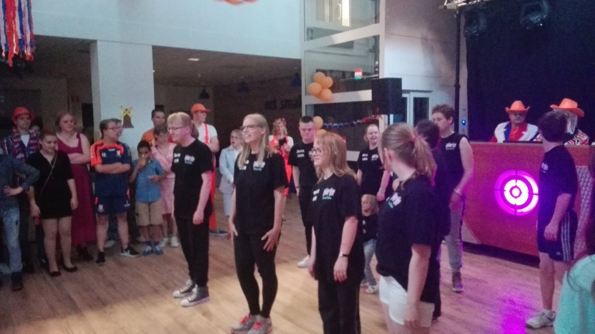 Dance Uniek van <a href="/Hit_it_dance/">Carmen Cattier</a> geeft show op schoolfeest <a href="/HetBariet/">Het Bariet</a> !