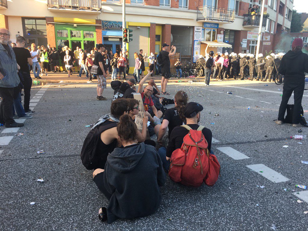 Konfetti zum Abschluss von #welcometohell Wasserwerfer kommt.