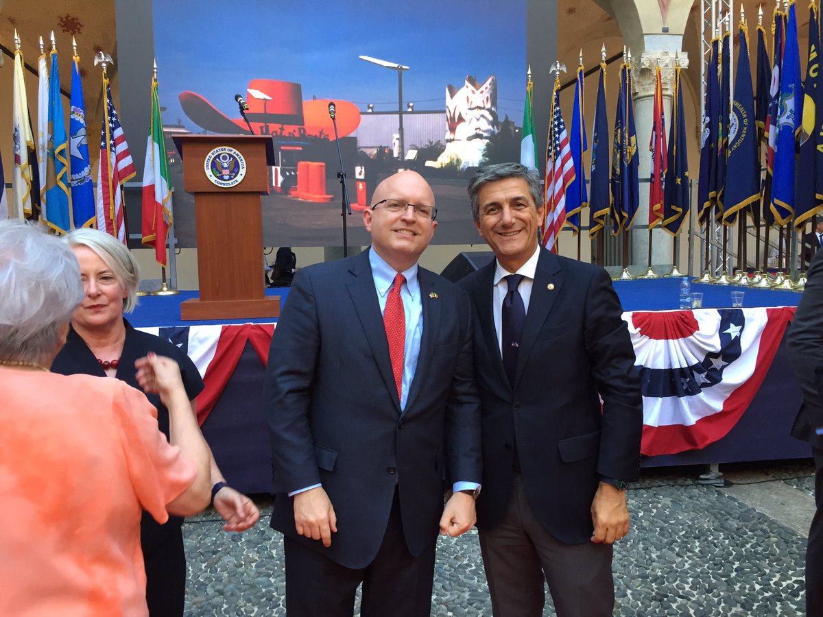 stefano_venturi's tweet photo. Con l'Ambasciatore Reeker @AmChamItaly @USConsMilan @AmbasciataUSA 🇺🇸 🇮🇹condividiamo amore per libertà e la democrazia #4LuglioUSA #July4MI https://t.co/bPpeqJOD9Z