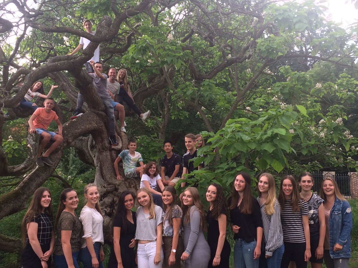 ruud_kessels's tweet photo. Afsluiting schooljaar met geweldige klas T3B @UrsulaHorn en @petra_koolen op super mooie locatie #aldenghoor#Haelen https://t.co/QeqHqfW2HJ