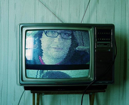 greeneyedlefti's tweet photo. #SignsThatYoureOld you remember "slapping" the side of the television to get the picture to stop rolling https://t.co/6h0708w3Fv