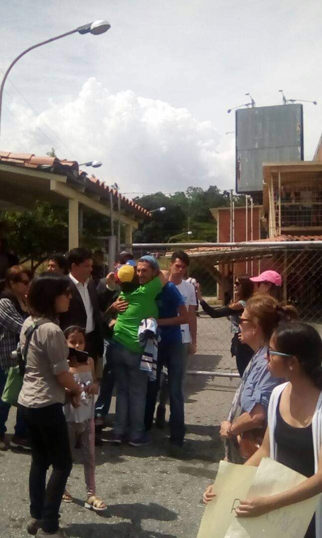 leoperiodista's tweet photo. Atención..Se ejecuta medida cautelar de fianza y presentación contra Pro Rafael Cuevas #ULA..Mérida #06jul..#06Jul https://t.co/0HdyaUEy2Y