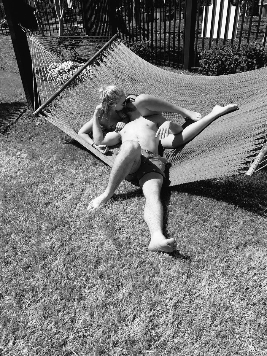 _ermillerrr's tweet photo. Happy #NationalKissingDay 💋 https://t.co/jJrLO2IZx2