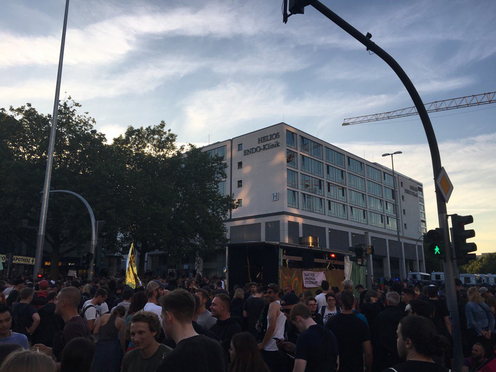 Spontandemo will gleich starten. Arbeitstitel: #welcometowell