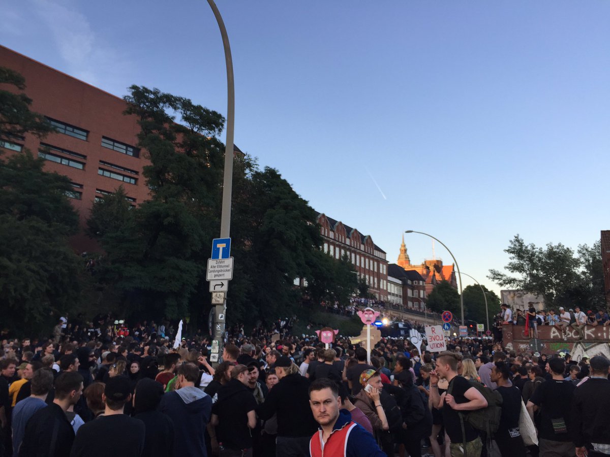 StZ_Live's tweet photo. Der Demozug steht wieder. https://t.co/eddLQnQM6A