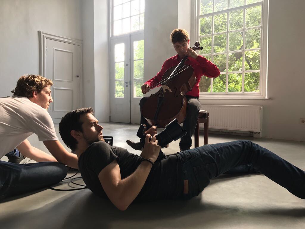 De beste foto's maak je vanuit de meest ongemakkelijke hoeken.. just another day at the office! #backcrawl