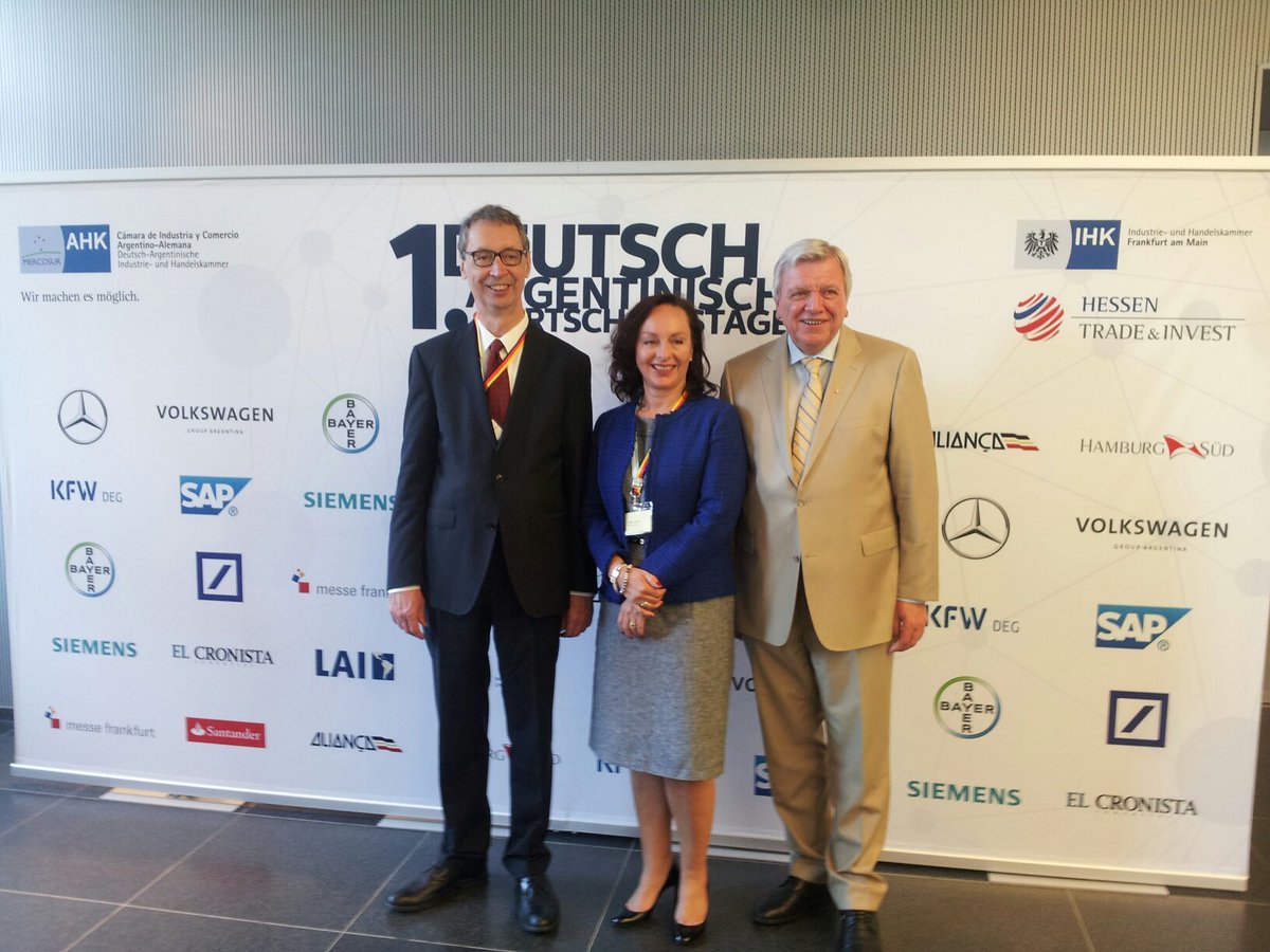 AlemaniaenArg's tweet photo. Día 🇩🇪🇦🇷 de la economía en Frankfurt con Emb #Waldersee organizan @ahkargentina + @IHK_FFM inauguró Ministro Presidente de Hesse V. Bouffier https://t.co/hk8vEGC8aN