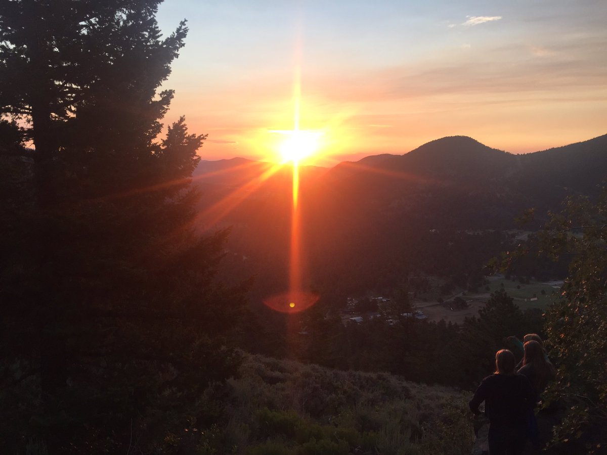 kathryn_7107's tweet photo. I guess waking up at 4am for the sunrise hike was worth it at #FLY2017 https://t.co/IpfXIgi3G3