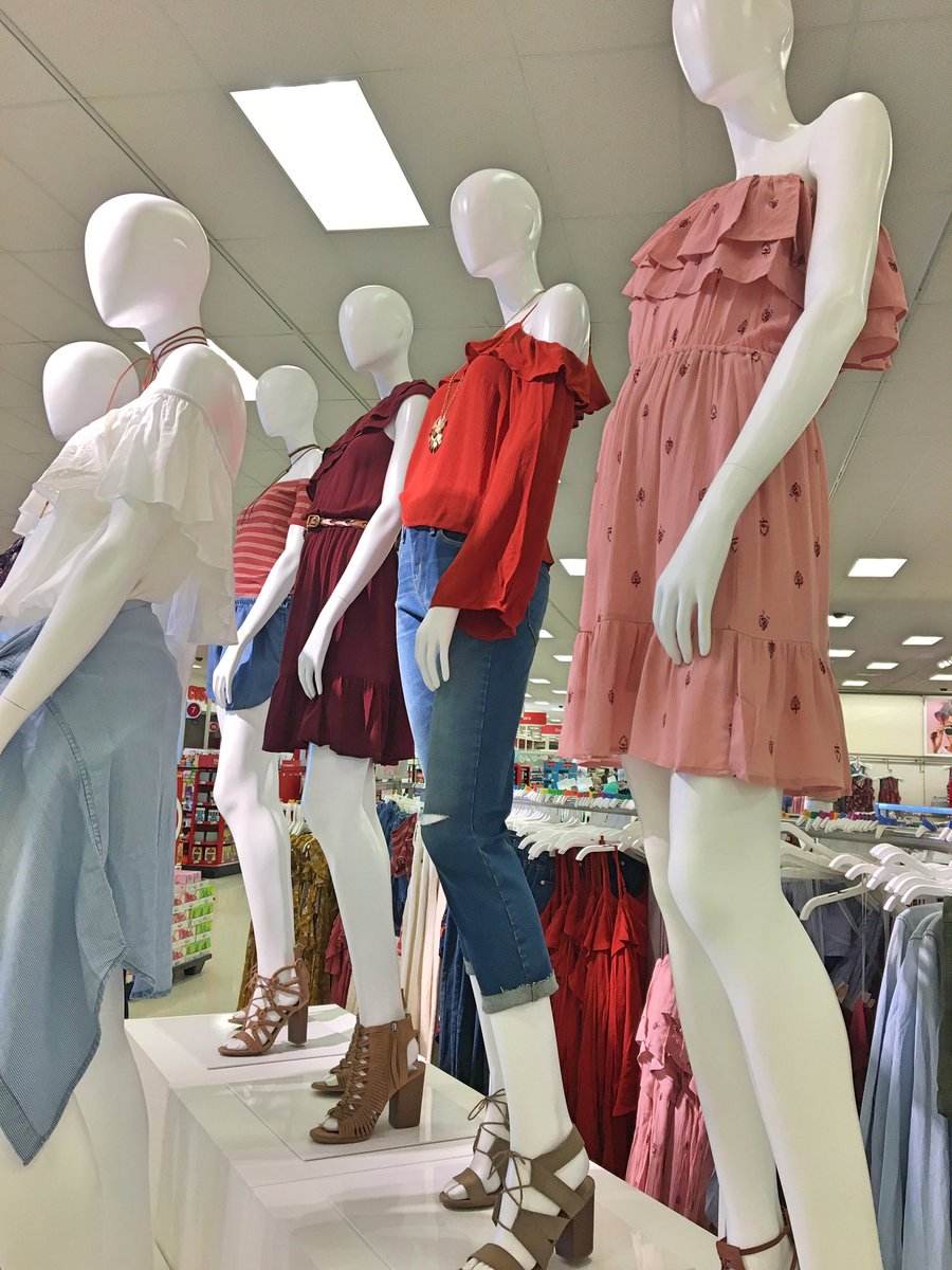 Bringing MossRed to the front #T2492#VMTL#drivingsales#downtowngirls <a href="/melaman2000/">Melanie Man</a> @tracyacurry1 <a href="/GuenetteMelanie/">Melanie Guenette</a> <a href="/Samaraforcier/">Samara Forcier</a>