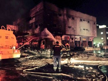NajranScream's tweet photo. إصابة 4 مواطنين وإخلاء 25 آخرين نتيجة احتراق ناقلة وقود بمحطة محروقات بنجران .
#نجران_الآن https://t.co/vPlHREe7PH