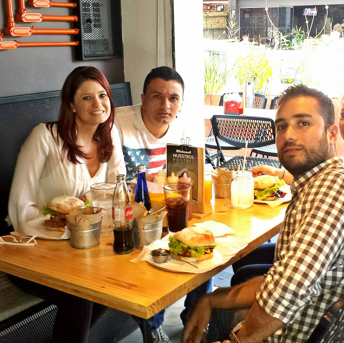 PipelinGomez's tweet photo. @valespinel, @SantiCardonaM y yo, les recomendamos a ojo 👀 cerrado, la sándwichería @bestiasandwich. ¡Ellos sí saben ahumar! 😉 https://t.co/mNZ5P8du0N