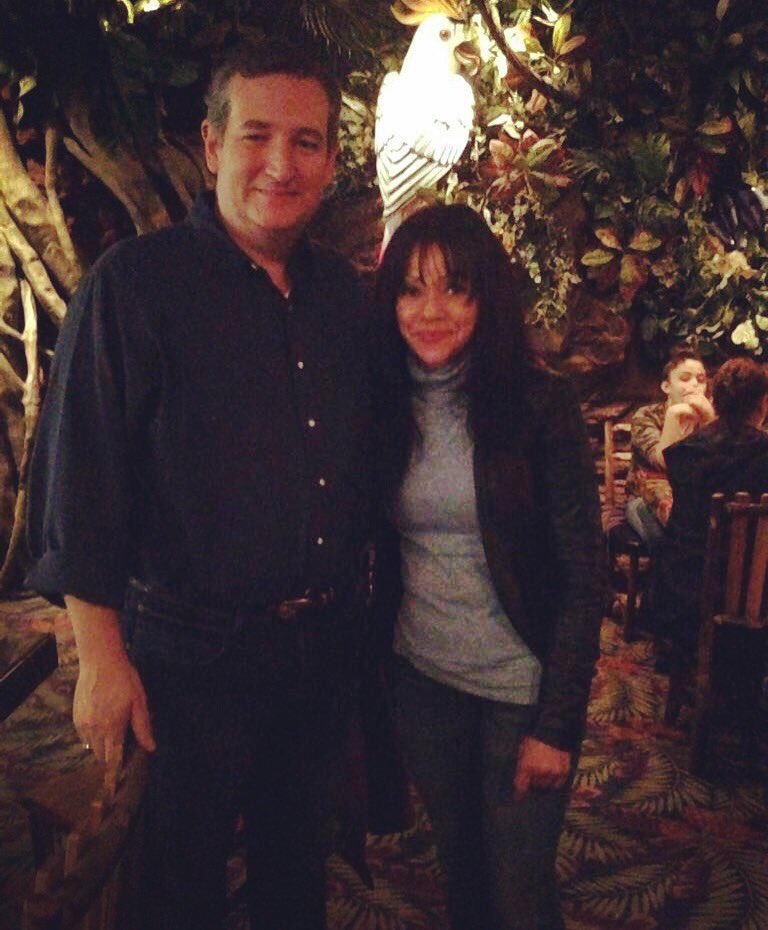 SupplySmart's tweet photo. #tbt from a few days ago, @sentedcruz enjoying our #balloontwisting #balloonart #balloons at the @RainForest_Cafe https://t.co/y41wicLZ0G