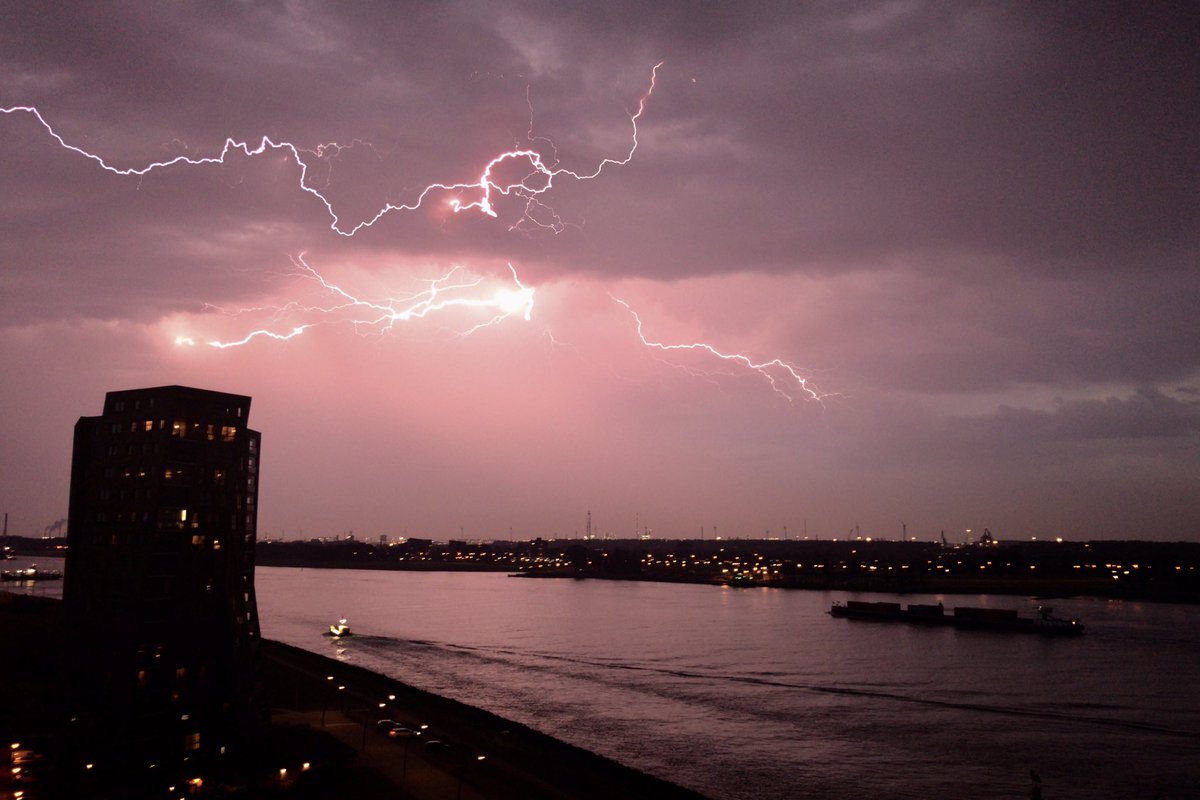 Het word al snel donker en de eerste felle flitsen zijn weer gesignaleerd boven Maassluis! #onweer <a href="/EdAldus/">Ed Aldus</a> <a href="/weeronline/">Weeronline</a>