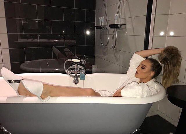 mikaelson_faith's tweet photo. Faith Mikaelson, 16, boy&amp;girl kisser, needs friends, single, comment for tbh, if your reading this we should be friends #OpenRP 💛✌️️ https://t.co/pMkFvVyvlb