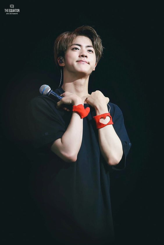 HotAigoo's tweet photo. #WeWantSeokjin Джин невероятно добрый человек. Каждый раз он придумывает способ показать свою любовь АРМИ. https://t.co/HC8RcRmP9Z