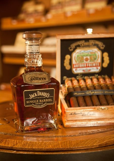 Now you can have @JJsCigars delivered to a loved one from here

DM What type of drink and cigar
️Sign or anon
No hate
Please follow and RT