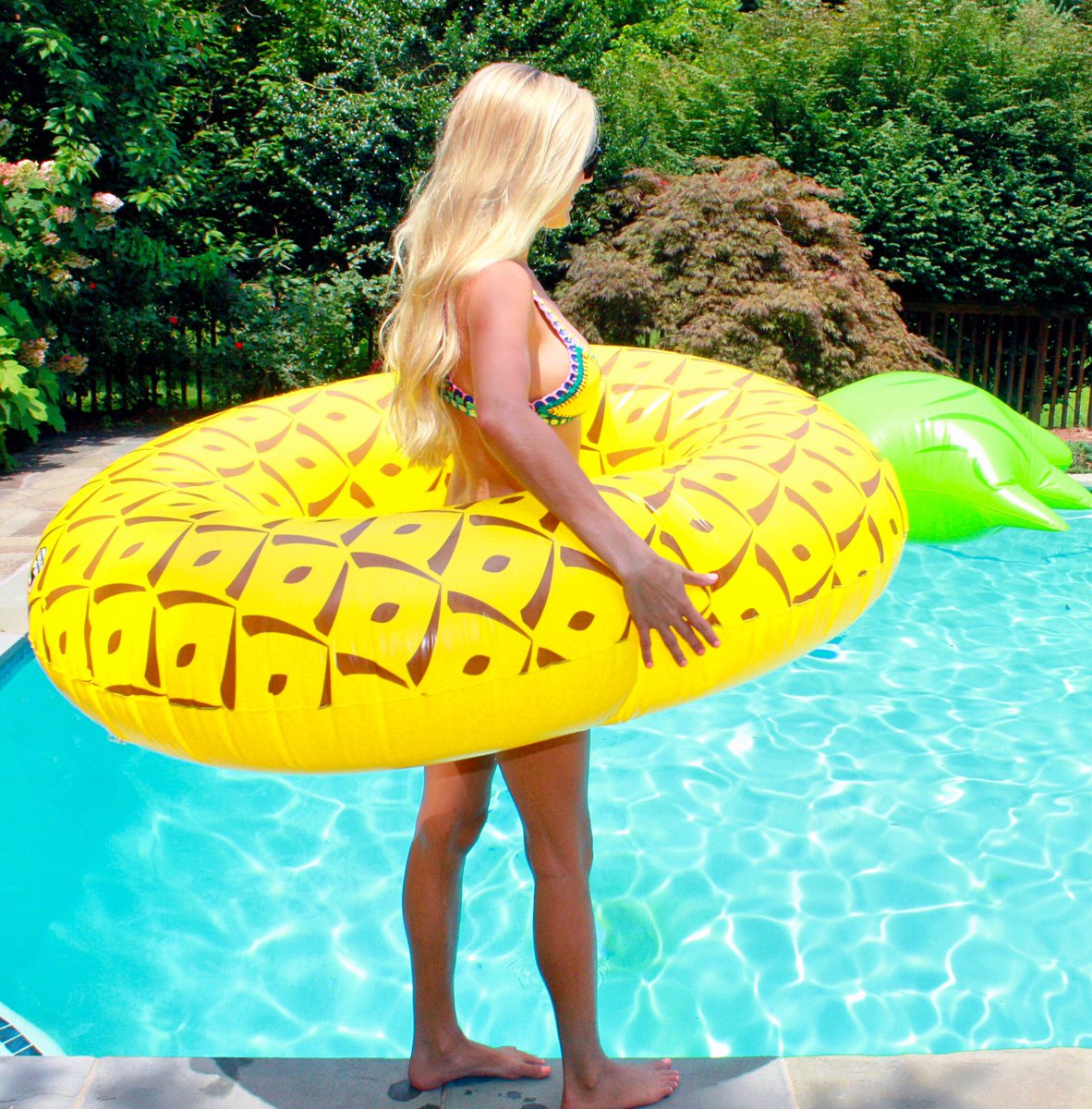 SessionsWStess's tweet photo. When you really like the idea of taking pictures with pool floats but you can't actually swim and/or don't want to get in the water 💦🤣🍍 https://t.co/flOAoYhhmx