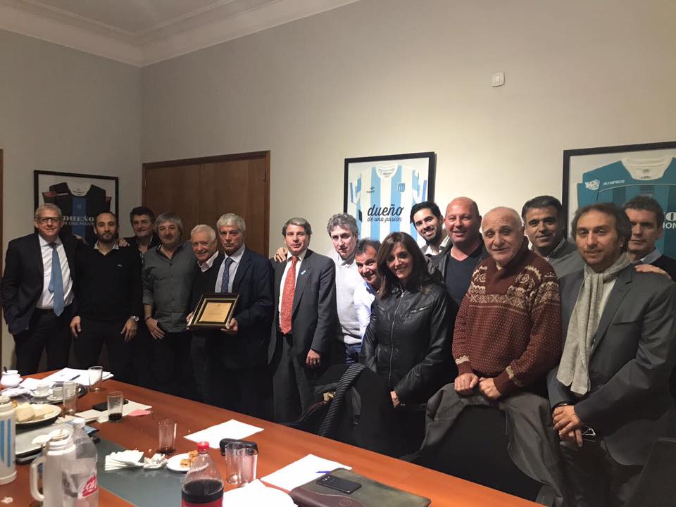 Ayer, luego de la reunión de CD, se entregó un reconocimiento a <a href="/mcuneolibarona/">Mariano Cúneo</a> en referencia al juicio iniciado contra Fernando De Tomaso