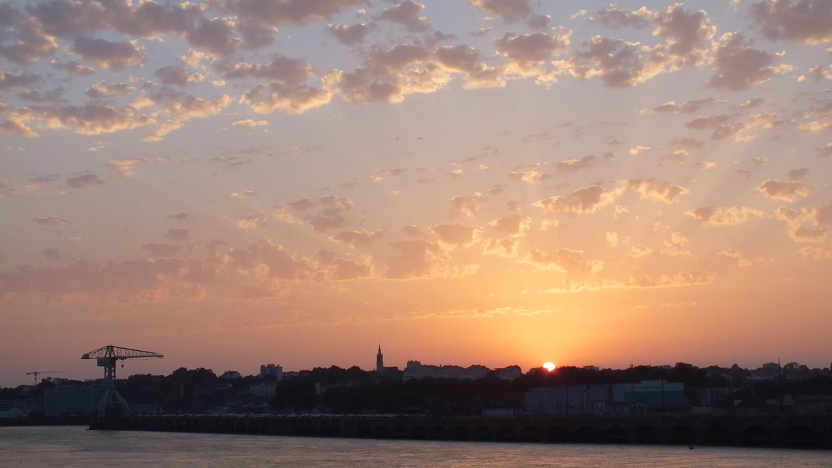 Simplement vous souhaiter une #BonneSoirée dans la douceur d'un  soir d'été!
Apprécier le temps, les choses... &amp; les gens ☀️