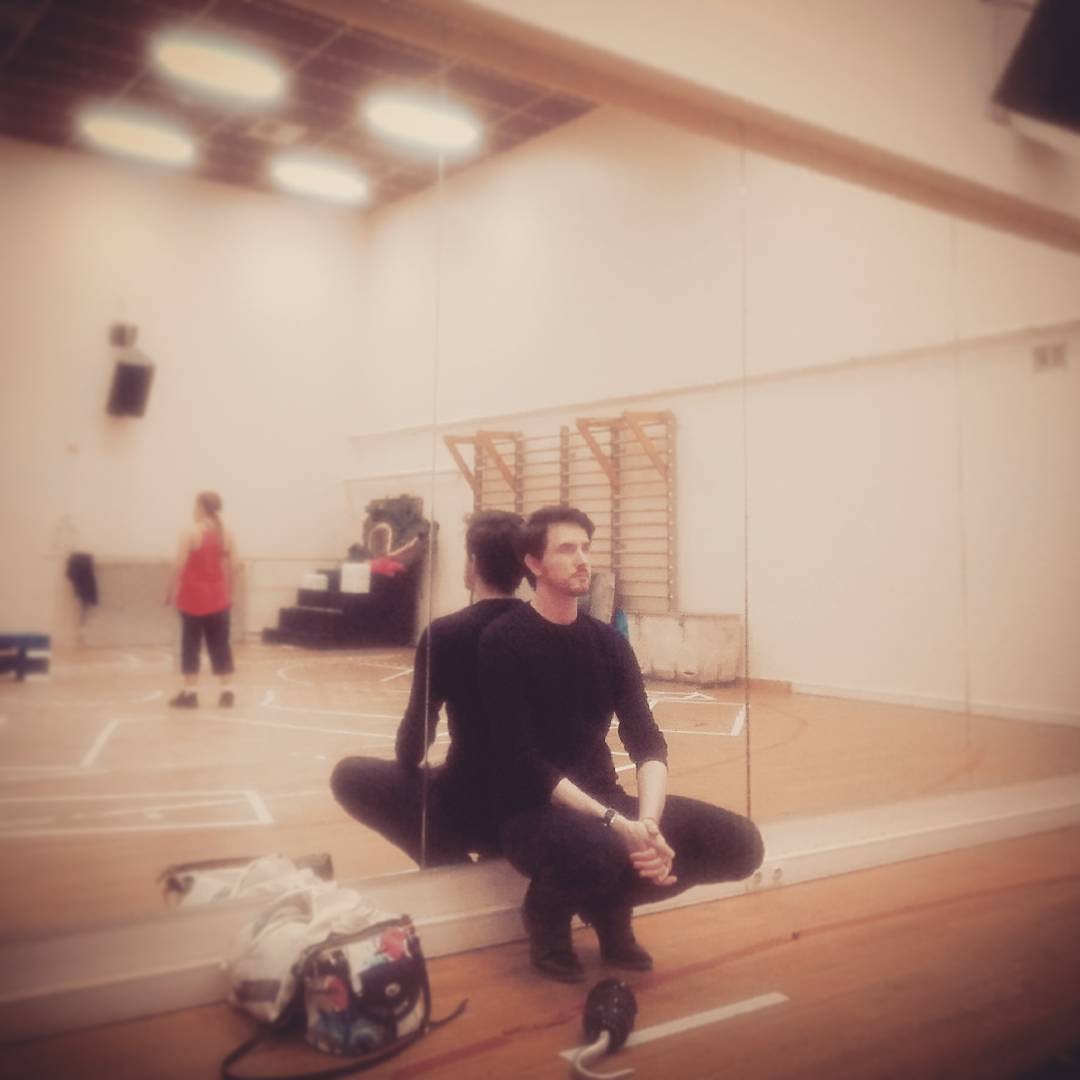 tomabaud's tweet photo. Day one....#Revenge #rehearsal #onceuponatime #hook #tomabaud #ouatabc https://t.co/ZHGIzhlTTT