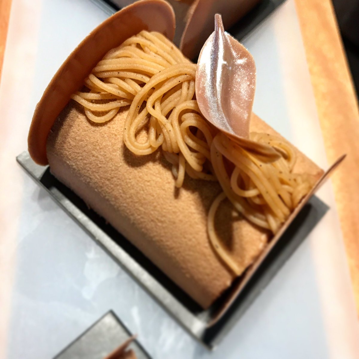 JMRibe82's tweet photo. Castaña yuzu avellana chocolate con leche #jmribe82 #pasteleria #chocolate #power41 @jmribe82 @callebautchocolate @chocolateacademybcn https://t.co/5p3H9LG4nN