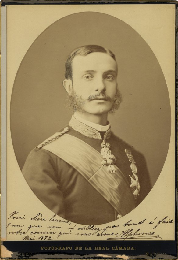 el Gran Maestre. Qué rollizo es el actor que interpreta al Rey. Nada que ver con la realidad. En aquella época, 1881,  <a href="/AlfonsoXIIEsp/">Alfonso XII</a> ya >