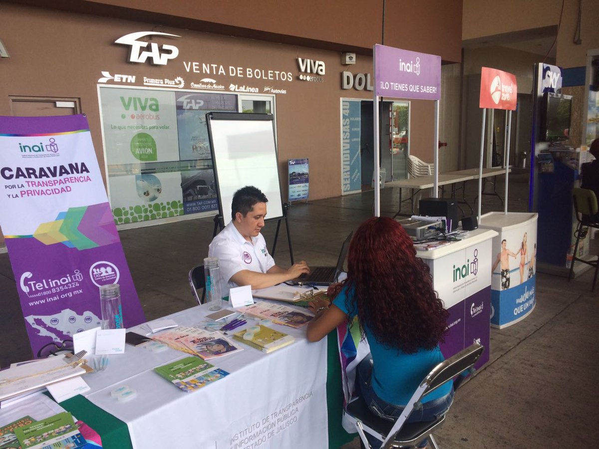 INAImexico's tweet photo. La Caravana por la Transparencia está en #Guadalajara. Conoce más de tus derechos de #AIPy #PDP en WalMart que se ubica al lado @GaleriasGDL https://t.co/AKfom3qFzj