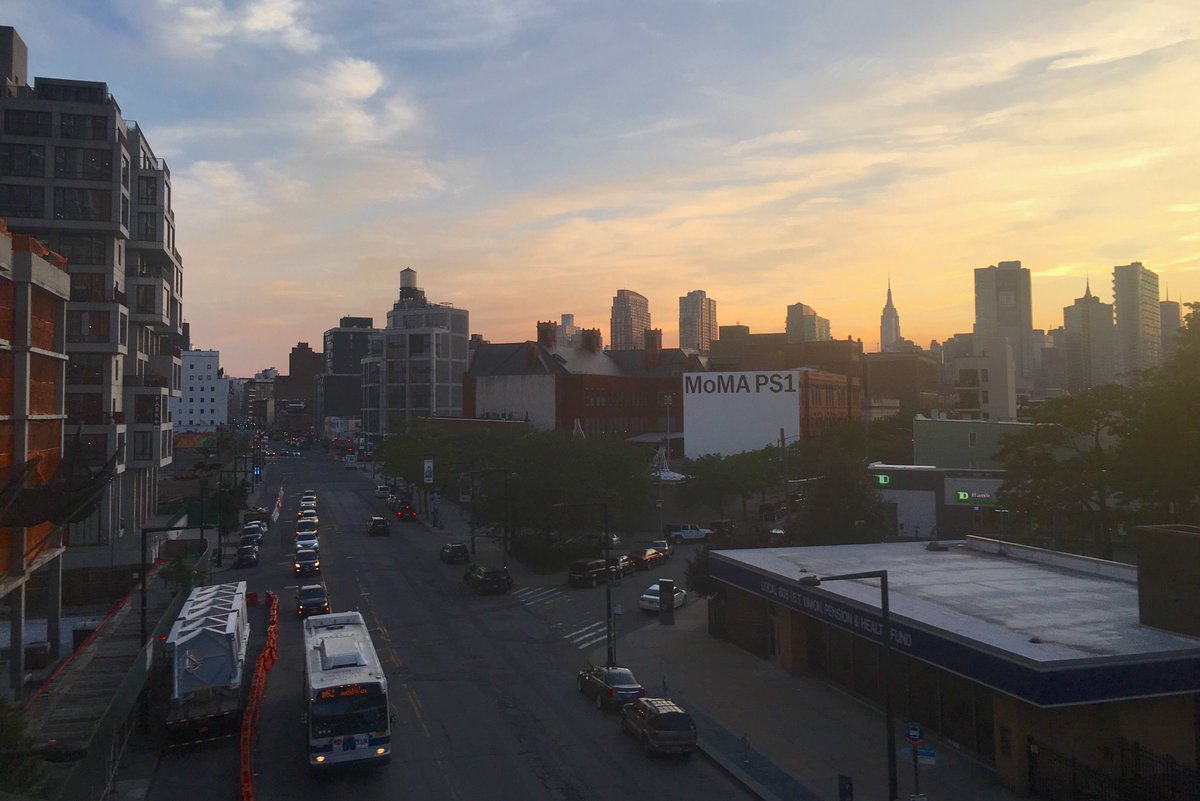 nycgov's tweet image. Sundown on Jackson Avenue in #HuntersPoint, Queens.